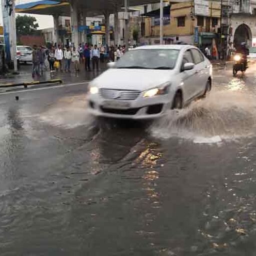 झमा-झम बारिश लोगों के लिए लेकर आई आफत, ताल-तलैया में तब्दील हुआ शहर झमा-झम बारिश लोगों के लिए लेकर आई आफत, ताल-तलैया में तब्दील हुआ शहर