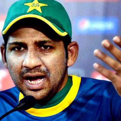 पाकिस्तान कप्तान की अनोखी बैटिंग स्टाइल, विकेट से दूर खड़े होकर बना डाले 94 रन