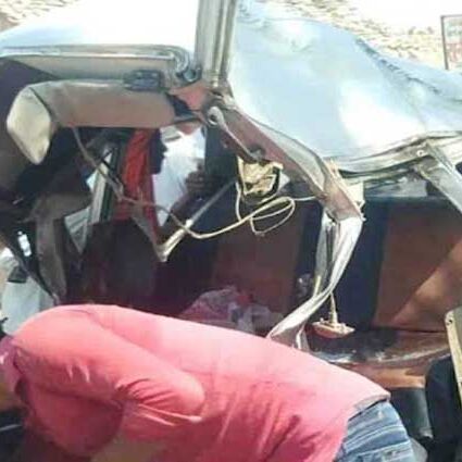 तेज रफ्तार डंपर ने वैन में मारी टक्कर, दूल्हे समेत चार की मौत: यूपी