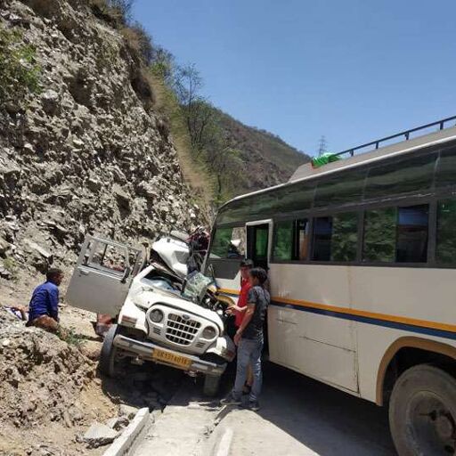 ओवरटेक करने के चक्कर में मैक्स की बस से जबरदस्त टक्कर, तीन की मौत