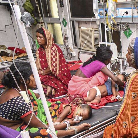 बिहार में चमकी बुखार से मरने वाले बच्चों की संख्या 135 पहुंच गई बिहार में चमकी बुखार से मरने वाले बच्चों की संख्या 135 पहुंच गई