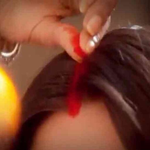 महिलाएं सिंदूर लगाते वक़्त रखें इन बातों का ध्यान नहीं तो, हो सकता है ये अमंगल