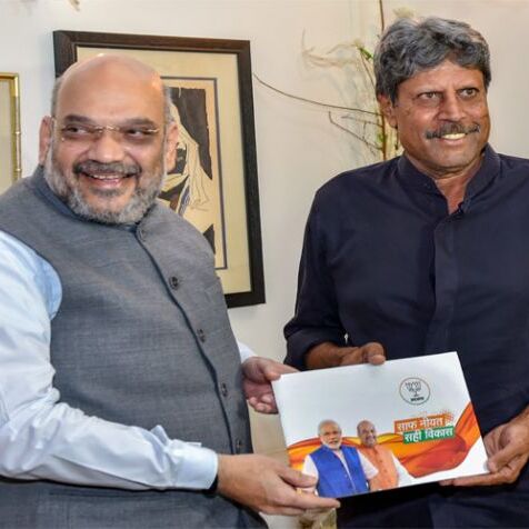 अभी अभी : कपिल देव से मिले अमित शाह, गिनाईं मोदी सरकार की उपलब्धियां