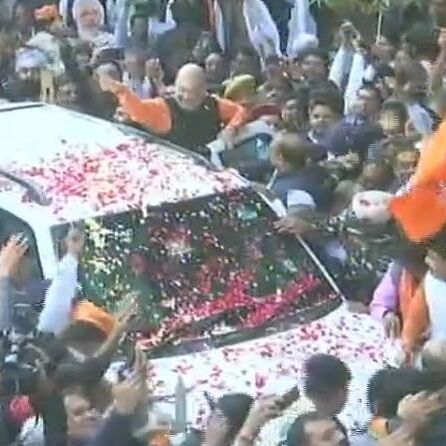 LIVE: गुजरात-हिमाचल में भाजपा सरकार, फूलों की बरसात के बीच पार्टी ऑफिस पहुंचे शाह