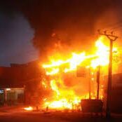 लाखों का सामान जलकर राख: टाटा सर्विस सेंटर लाखों का सामान जलकर राख: टाटा सर्विस सेंटर