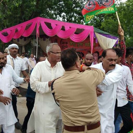 मुगलसराय में हुआ लाठीचार्ज, भीड़ तितर-बितर करने के लिए छोड़े आंसू गैस के गोले