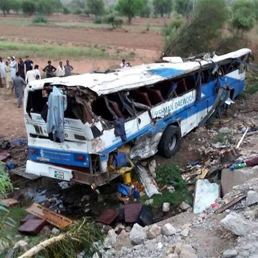 पश्चिमोत्तर पाकिस्तान में बस और टैंकर में भीषण टक्कर, 20 की मौत