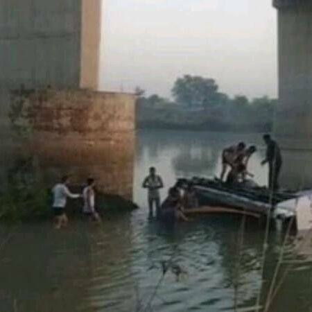 राजस्थान: सवाई माधोपुर में पुल से नदी में गिरी बस, अब तक 27 की मौत