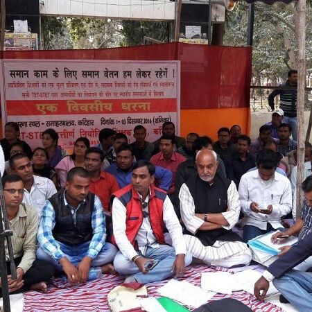 आज से आमरण अनशन पर शिक्षक, विभिन्न मांगों को लेकर दफ्तरों में की तालाबंदी