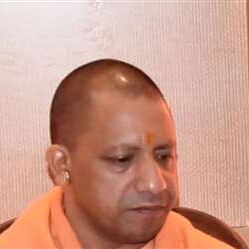 चुनाव बाद लगी मोदी बनाम योगी होर्डिग, एफआइआर