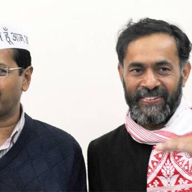 जिंदा रहने के लिए कांग्रेस से गिड़गिड़ा रहे केजरीवाल: योगेंद्र यादव