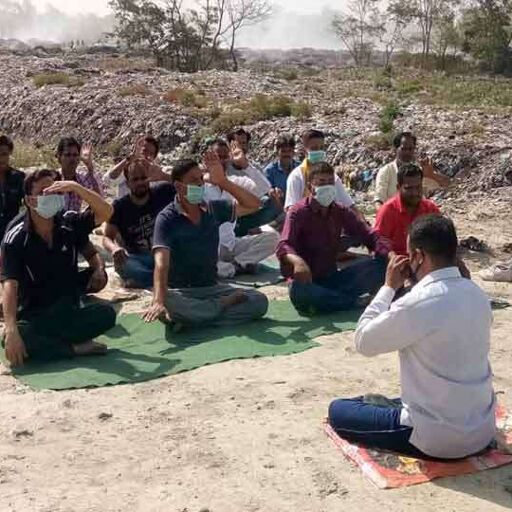 मुंह पर मास्क लगाकर अनूठे तरीके से कूड़े के ढेर पर किया योग