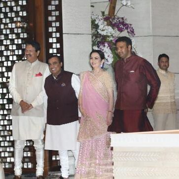 ईशा की सगाई में नीता अम्बानी ने किया श्रीदेवी के गाने पर डांस, मुकेश की तो नजरें नहीं हटी