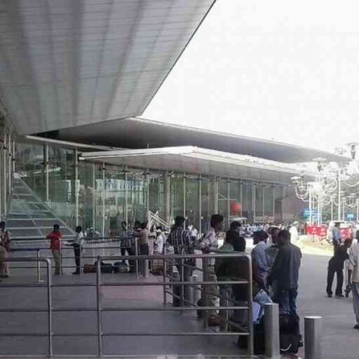 लखनऊ के अमौसी एयरपोर्ट पर अब जेब ढीली करने को हो जाइए तैयार, इस तरह होगी वसूली