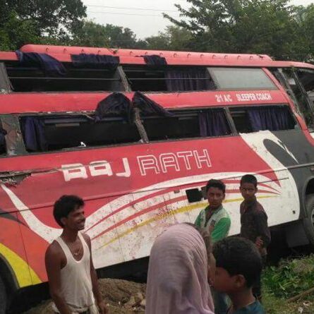 बिहार में फिर बड़ी बस दुर्घटना, दो यात्रियों की मौत, 50 से अधिक घायल