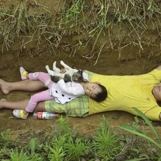 रोज अपनी बेटी के साथ कब्र में सोता है ये बाप, कारण जानकर चौंक जाएंगे आप