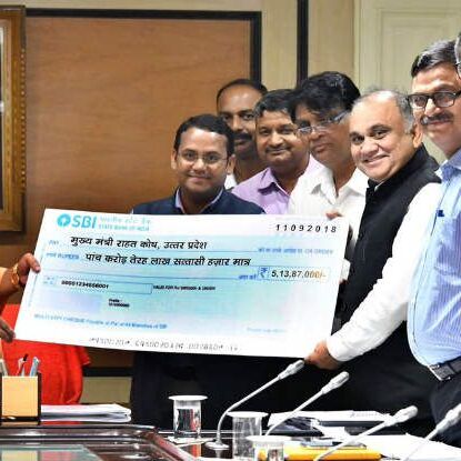 सीएम योगी को दिया केरल में बाढ़ प्रभावितों के सहायतार्थ 5 करोड़ से ज्यादा का चेक