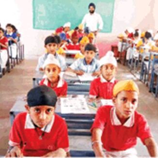 हथियार बनाने वालों के बच्चों ने थामी कलम