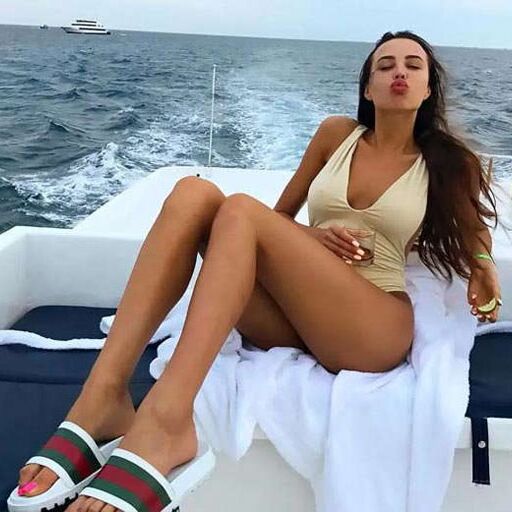 लोगों का इनकी खूबसूरती पर नहीं पैरों पे आ जाता है दिल, जानिये ऐसी क्या खासियत है इस महिला में