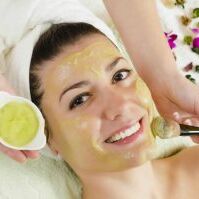 चाहते हैं चेहरे पर इंस्टेंट ग्लो, ले घर में पड़ी इन चीजों की मदद