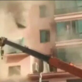 चीन में 19 साल के क्रेन ऑपरेटर ने जलती बिल्डिंग से बचाई 14 लोगों की जिंदगी