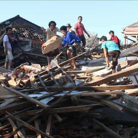इंडोनेशिया में भूकंप से मरने वालों की संख्या 555 पहुंची