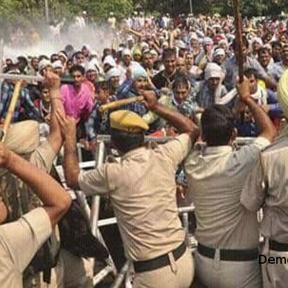 बिहार: गोमांस के शक में दो युवकों पर भीड़ का हमला, पुलिस ने किया लाठीचार्ज, कई घायल बिहार: गोमांस के शक में दो युवकों पर भीड़ का हमला, पुलिस ने किया लाठीचार्ज, कई घायल