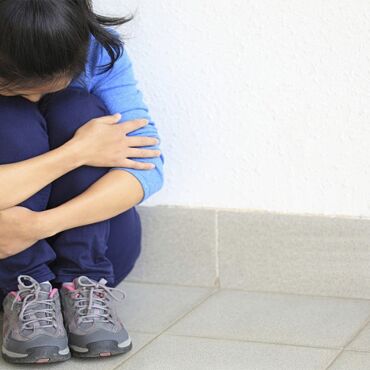 OMG: होमवर्क ना करने की मिली इतनी बड़ी सजा, टीचर ने 14 लड़कियों से करवाया…