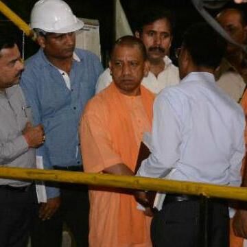 रात में काशी की सड़कों पर निकले सीएम योगी, परखी विकास कार्यों की हकीकत