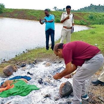 पत्थर से बांधकर लड़का-लड़की को तालाब में फेंका, मरने के बाद एक ही चिता पर जला दिया