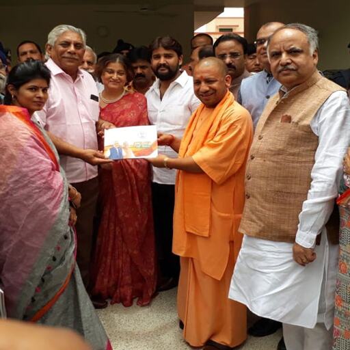 लखनऊ: संपर्क फॉर समर्थन अभियान के तहत CM योगी मिले इन छह विभूतियों से