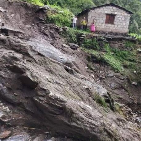 उत्तराखंड: आकाशीय बिजली गिरने से एक की मौत, खतरे के निशान पर पहुंची गंगा, कई घर क्षतिग्रस्त उत्तराखंड: आकाशीय बिजली गिरने से एक की मौत, खतरे के निशान पर पहुंची गंगा, कई घर क्षतिग्रस्त