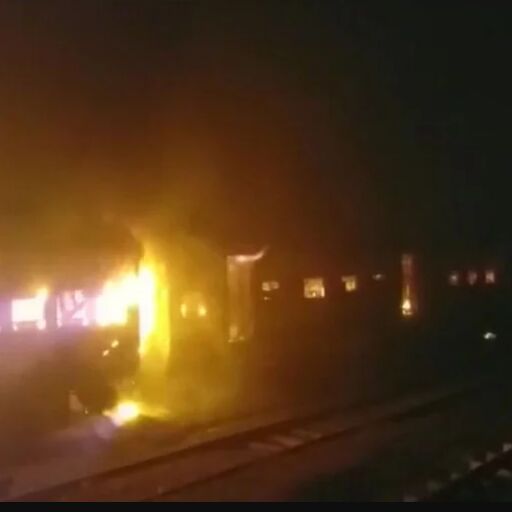 पटना-मोकामा पैसेंजर ट्रेन की 6 बोगियां जलकर खाक, मौके पर दमकल विभाग