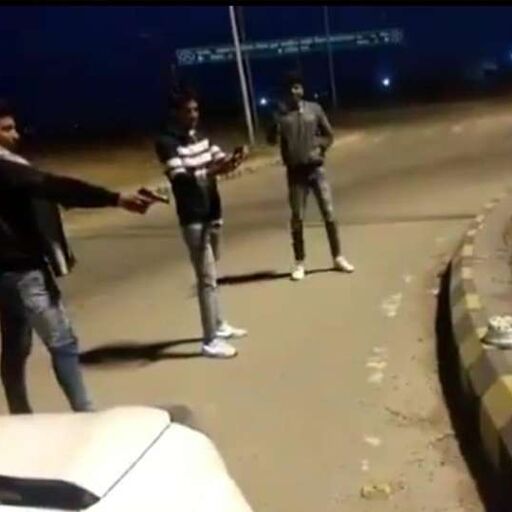 खौफनाक बर्थ-डे सेलिब्रेशन, पिस्टल की गोली से बुझाई केक की मोमबत्ती