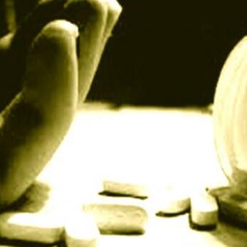 बीवी और ससुरालवालों के नाम दीवार पर लिख युवक ने दे दी जान