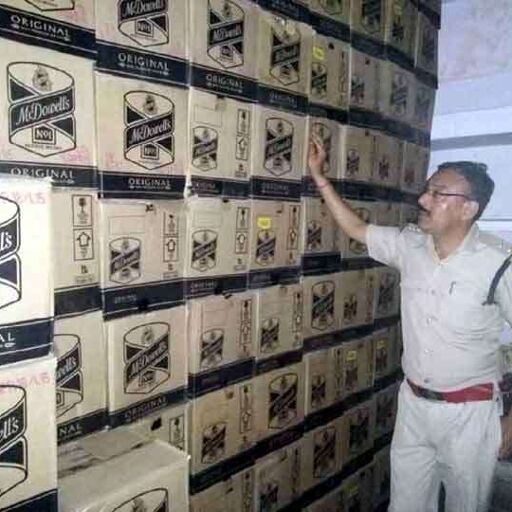 भाजपा नेता के गोदाम से पकड़ी कई अवैध शराब की बड़ी खेप, लाखों में है कीमत भाजपा नेता के गोदाम से पकड़ी कई अवैध शराब की बड़ी खेप, लाखों में है कीमत