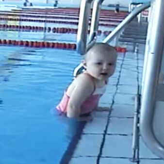 कमाल की स्विमिंग करती है 1 साल की बच्ची,के देख आप भी कहेंगे जलपरी कमाल की स्विमिंग करती है 1 साल की बच्ची,के देख आप भी कहेंगे जलपरी