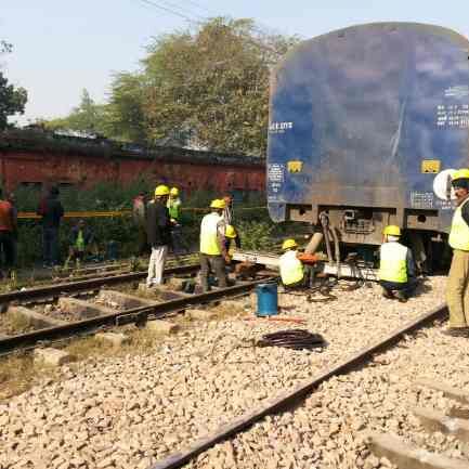 दुर्घटना से बची गोरखपुर एक्सप्रेस, धड़धड़ाती गुजरी टूटी पटरी से
