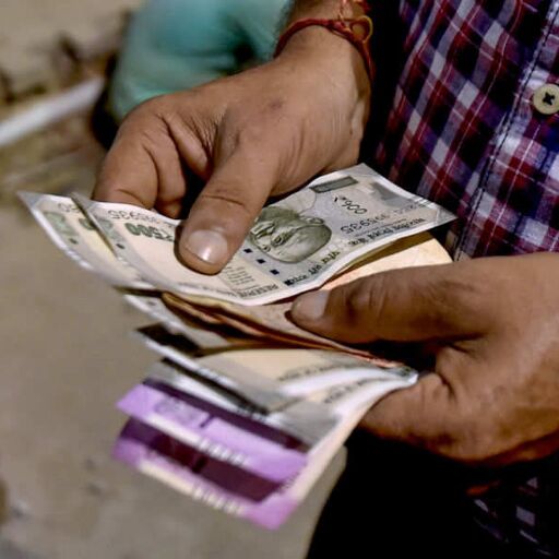 सुधार के बाद डॉलर के मुकाबले फिर गिरा रुपया, 71.79 के रिकॉर्ड स्तर पर पहुंचा