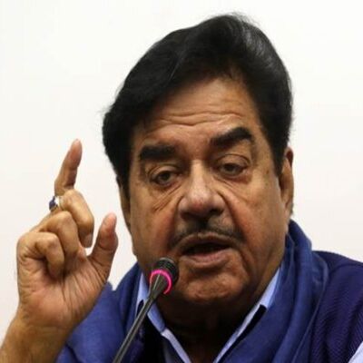 शत्रुघ्न ने किया PM मोदी पर तंज, कहा- PM बनने से कोई बुद्धिमान नहीं हो जाता