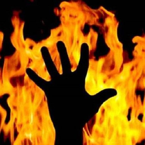 पत्नी ने शराब पीने से किया मना, पति ने घर सहित पत्नी को जिंदा जलाया