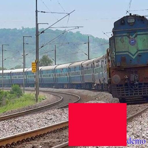 ट्रैक पर ऊपर से धड़धड़ाती गुजर गई ट्रेन, नीचे सलामत बच गई महिला