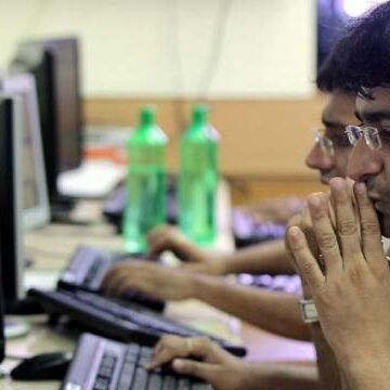 शेयर बाजार पर ग्लोबल मार्केट का असर, सेंसेक्स 400 अंक टूटा