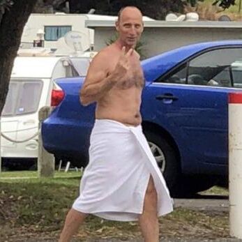 वायरल हो रही PHOTO, शर्टलेस हुआ ये शख्स राष्ट्रपति है या क्रिकेटर?