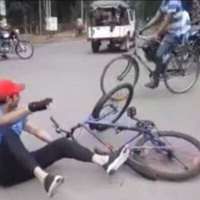 पटना की सड़क पर साइकिल से निकले तेज प्रताप, फिर यूं गिर पड़े लालू के लाल