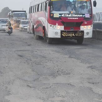 नर्मदा पुल की मरम्मत के लिए रूट डायवर्ट होने से टूटेगी ट्रांसपोर्टरों की कमर