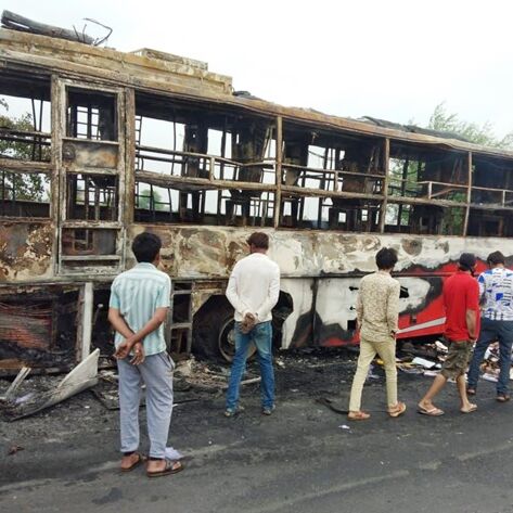 सीहोर : चार्टर्ड बस में लगी आग, पूरी बस जलकर हुई खाक, कोई जनहानि नहीं