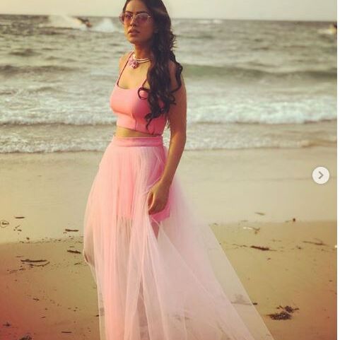 पिंक ड्रेस में बहुत सेक्सी नजर आईं निया शर्मा