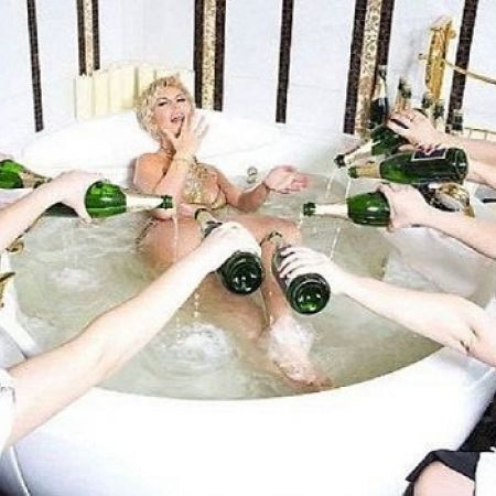 हर रोज नहाने के लिए 1 करोड़ रूपए खर्चा करती है ये महिला हर रोज नहाने के लिए 1 करोड़ रूपए खर्चा करती है ये महिला