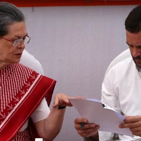 2019 के चुनाओं को लेकर संसद में रणनीति बनाने के लिए कांग्रेस की बैठक शुरू